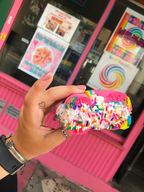 rainbow bagel - brooklyn new york Dessert Photoshoot, Rainbow Bagel, Bagel Store, Donut Store, Roasting Coffee, Rainbow Desserts, Aesthetic Foods, Breakfast Bagel, New York Food