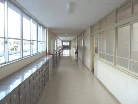 Aesthetic School Hallway, Korean School Hallway, School Hallway Aesthetic, White Classroom, School Hallway, Hallway Wallpaper, Japanese High School, School Hallways, American High School