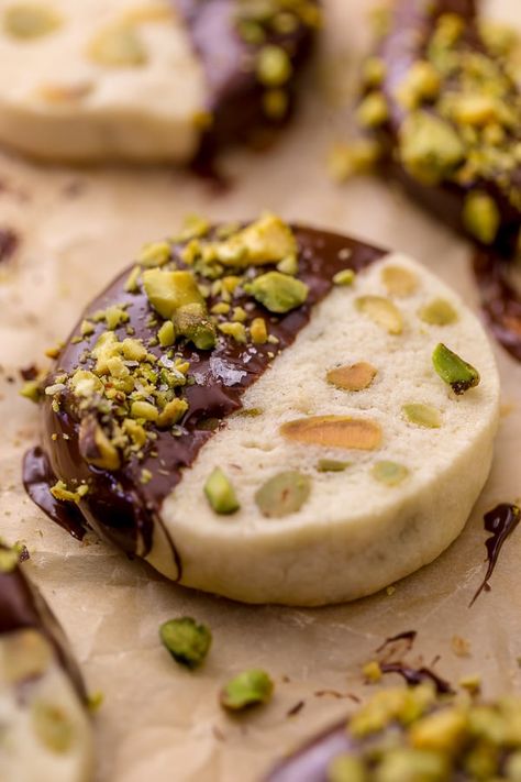 Summer Shortbread Cookies, Crunchy Cookie Recipes, Ashley Manila, Slice And Bake Cookies Recipes, Cool Cookie Recipes, Dark Chocolate Pistachio, Slice Cookies, Pistachio Shortbread, Resepi Biskut