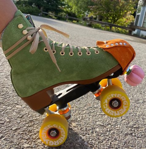 Roller Skating Aesthetic Vintage, Roller Skate Aesthetic, Green Roller Skates, Roller Skates Aesthetic, Roller Skates Fashion, Skate Vibes, Skate Aesthetic, Quad Roller Skates, Skate 3