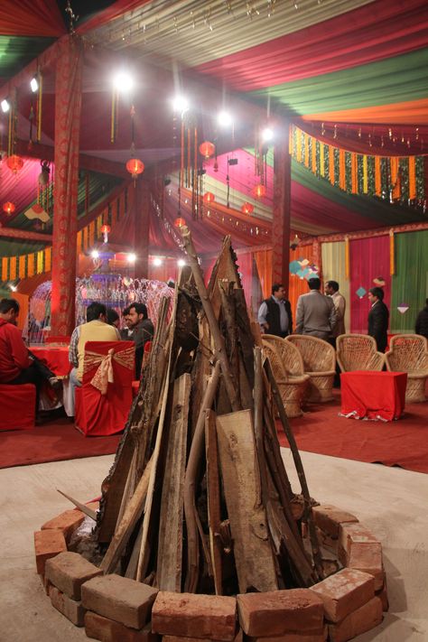 Lohri festivals that was CELEBRATED BY Mona Townships, was full of amusement and enthusiasm and it is one of the main festivals of Punjab. Lohri Instagram Story, Lohri Party Ideas, Lohri Theme Decor, Lorhi Party, Lohri Decor, Funny Love Status, Punjab Festivals, Lohri Party, Lohri Festival