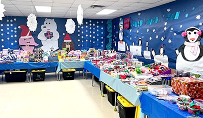 School Santa Shop Decorating Ideas, Pto Christmas Store, Elementary School Santa Shop, Pto Holiday Shop Ideas, School Christmas Store Ideas, Pta Holiday Shop, Elementary School Holiday Shop, Santa Shop Decorating Ideas, Pto Holiday Shop