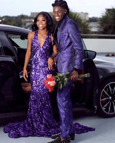 Lavender Prom Suit, Black Prom Outfits, Purple Prom Couple, Lavender Prom, Prom Pictures Couples, Pictures Couples, Prom Couples, Prom Suit, Purple Prom