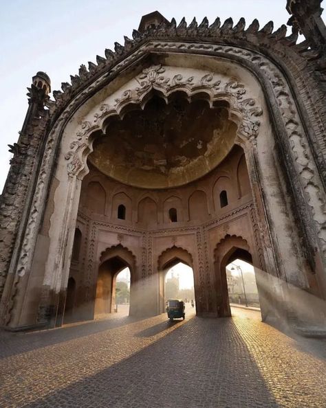 Rumi Darwaza Lucknow, Lucknow Photography, Wall Building, India Travel Places, Spiritual Pictures, Best Whatsapp Dp, India Architecture, Photo Layout, Views Video