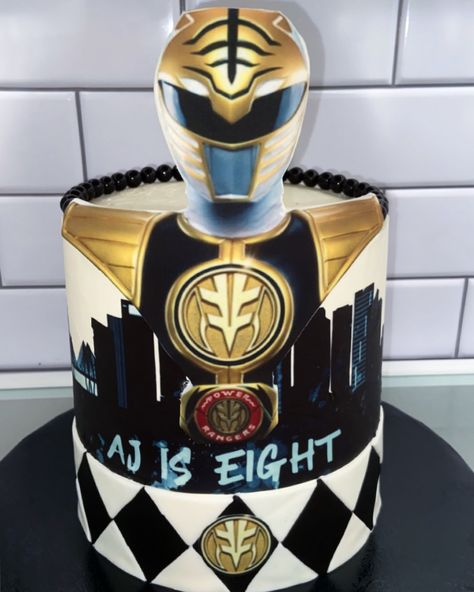 ▫️◽️◻️MIGHTY MORPHIN POWER RANGERS CAKE◻️◽️▫️ @polishedtreats #polishedtreats #mightymorphinpowerrangers #mightymorphinpowerrangerscake #powerrangers #powerrangercake #originalpowerrangers #cake #tommy #whiteranger #powerranger #tommyoliver #buttercream #buttercreamcake #edibleimages #vanillacake #swissmeringuebuttercream Gold Power Ranger Cake, Power Rangers Birthday Cake, Power Rangers Cake, Festa Power Rangers, Power Ranger Cake, Alice In Wonderland Props, Original Power Rangers, Power Ranger Party, 5 Cake