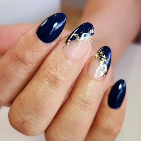 😍 LOOOOOOOOVE these @antoniamunro this is the best set ive done for you 😍 or maybe all of yours are my best sets 🤣 Builder gel and Navy gel polish with gold foil. Navy Blue Nails With Gold Foil, Navy And Gold Manicure, Navy And Gold Gel Nails, Gold And Navy Blue Nails, Navy And Gold Nails Design, Short Blue Nail Ideas, Gold And Navy Nails, Cute Navy Blue Nails, Navy Gel Nails