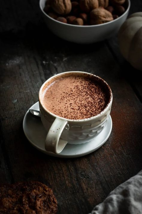 A cozy blender mocha cashew latte. This mocha is made creamy thanks to cashews and is sweetened with dates. All the ingredients are blended together to make a simple latte in less than 5 minutes. This comforting and nutritious drink is perfect for the colder months. | Nourished by Caroline #vegan #foodphotography #lattephotography #latte #veganlatte #mocha #blenderrecipes #healthy #datesweetened #fruitsweetened #cashews #easyrecipes #cozy Fall Comfort Food Recipes, Vegan Latte, Peanut Butter Hot Chocolate, Winter Holiday Recipes, Blender Drinks, Coffee Lattes, Recipes For Winter, Fall Comfort Food, Mocha Latte