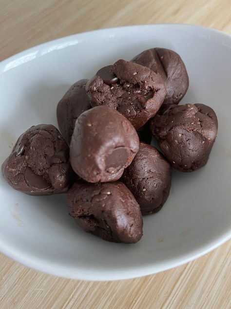 Brownie Batter Protein Balls Fudge Protein Balls, Protein Balls Brownie, Protein Brownie Balls, Almond Joy Protein Balls, Brownie Batter Protein Balls, Protein Balls No Oats, Brownie Protein Balls, Macro Desserts, Protein Balls Healthy