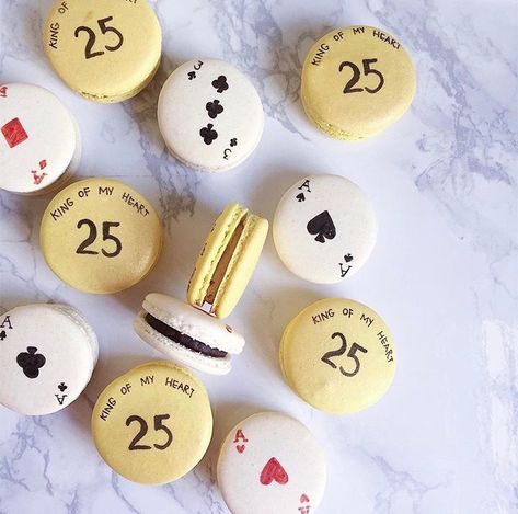 Poker Wedding, Themed Macarons, Vegas Theme, Poker Party, Poker Night, Casino Chips, Poker Chips, Yummy Desserts, Cookie Art