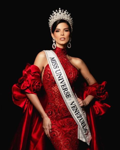 Miss Universe Outfits, Miss Universe Mexico, Crown Pics, Miss Universe Dresses, Pageant Pictures, Miss Universe 2023, Pageant Headshots, Beauty Pageant Dresses, Miss Venezuela