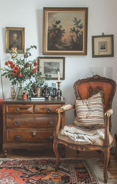 Give vintage a modern makeover with these creative and inspiring decor solutions. #the #Timeless #DecorInspiration #Exploring #Charm #of #HomeDecorating #Decor #Home #HomeDecor #Vintage French Antiques Decor, Antique Meets Modern Decor, Married Apartment, Cozy Vintage Home, Cozy Vintage Living Room, Vintage House Decor, Modern Vintage Aesthetic, Vintage Contemporary Decor, Vintage Fall Decor