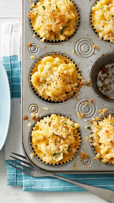 Mac and cheese you can eat with your hands? Sign us up! These muffin-tin mac and cheese cups work equally well on a buffet or in a lunch box. Make them your own! Experiment with different cheeses and herbs, such as shredded Mexican 4-cheese blend and cilantro or shredded Italian blend and basil. Food Recipes Appetizers, Mac And Cheese Cups, Cheese Cups, Party Food Recipes, Fingerfood Party, Recipe Tin, Muffin Tin Recipes, Recipes Appetizers, Baking Muffins