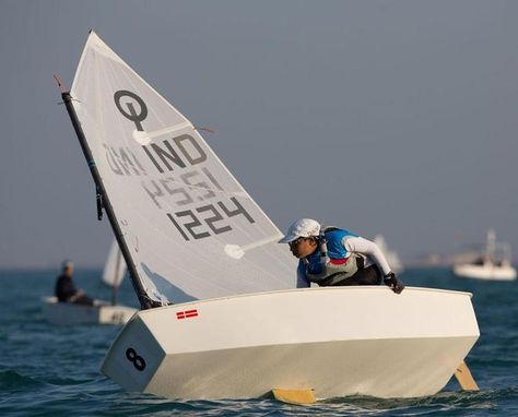 Sailing Optimist, Optimist Sailing, Racing Sailboats, Dinghy Sailing, Sail World, Action Pictures, Sailing Dinghy, Small Sailboats, Yacht Racing