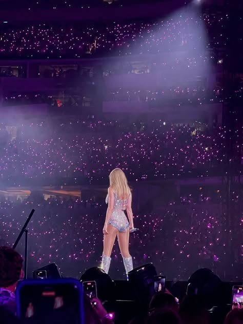 Taylor Concert Pics, Taylor Concert Aesthetic, Taylor Swift Eras Tour Stage, Taylor Swift Concert Aesthetic, The Eras Tour Aesthetic, Fangirl Aesthetic, Concert Taylor Swift, Taylor Swift Performing, Eras Tour Aesthetic