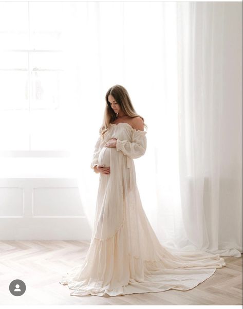 Maternity Shoot Dress, Studio Maternity Shoot, Maternity Studio Photoshoot, Studio Maternity Photos, Maternity Photography Poses Outdoors, Maternity Photo Props, Baby Announcement Photoshoot, Dress Organza, Couple Pregnancy Photoshoot