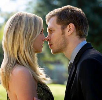 Klaroline moments Klaus And Caroline Kiss, Vampire Diaries Season 5, Klaus And Caroline, Tv Show Couples, Vampier Diaries, The Vampire Diaries 3, Candice King, Vampire Diaries Seasons, Original Vampire