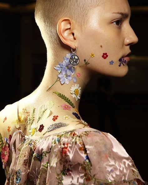 Beautiful #backstage #preenbythorntonbregazzi #love #beauty #flowers #makeup #ss17 #amazing #show #fashion #trend #nature #floral #face #style #mode #instafashion #instagreen #fashionstyle #streetstyle ❤️ @preenbythorntonbregazzi Flower Child Makeup, Makeup Stickers, Flower Children, Flower Makeup, Facial Makeup, Thornton Bregazzi, Avant Garde Makeup, Preen By Thornton Bregazzi, Dry Flower