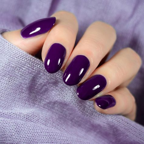 Square Oval Nails, Nail Polish Dry Faster, Sophisticated Manicure, S And S Nails, Acrylic Nail Polish, Purple Acrylic Nails, Purple Nail Designs, Christmas Nail Art Designs, New Year's Nails