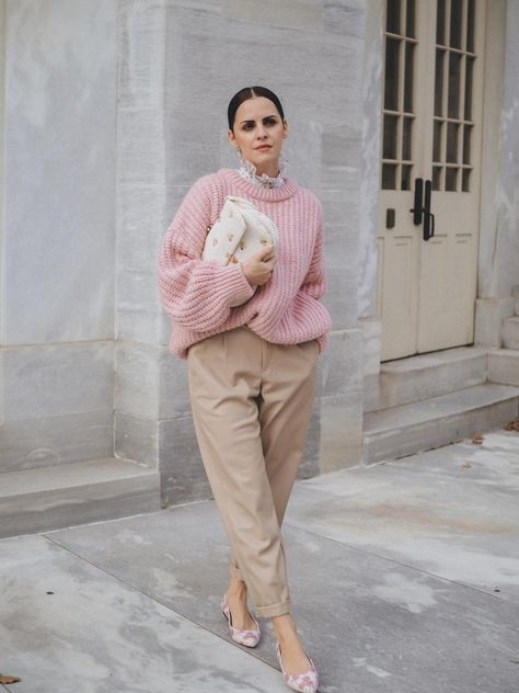 How To Style A Beige Sweater, Jersey Rosa Outfits, Winter Outfits Colourful, Pink Pullover Outfit Winter, Pink Pants Outfit Casual, Outfits Color Rosa, Pink And Beige Outfit, Pink Pullover Outfit, Dusty Rose Outfit