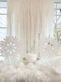 White Winter Wonderland Party, Winter Wonderland Backdrop Ideas, Winterwonder Land Theme Party, Winterland Birthday Party, White Christmas Party Theme, Winter Wonderland Theme Party, Winter Onederland Party Girl, Winter Birthday Party, Winter Backdrop