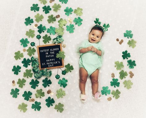 St Patricks Day Milestone Photo, St Patrick Baby Photo Ideas, Diy Baby Photoshoot, Baby Holiday Pictures, Holiday Baby Pictures, Baby Photo Shoot Ideas, St Patrick's Day Photos, St Patricks Baby, Monthly Photoshoot