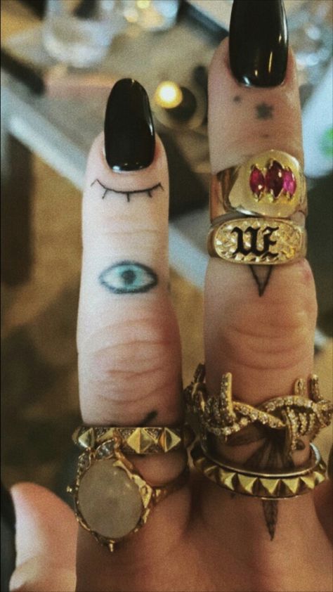 Miley Cyrus Rings, Miley Cyrus Jewelry, Miley Cyrus Nails, Miley Cyrus Ring, Miley Tattoos, Miley Cyrus Outfit, Shameless Season, Miley Cyrus News, Halloween Teeth