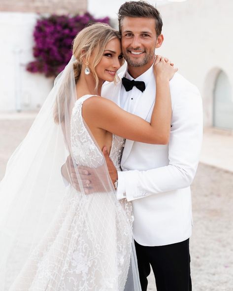 Our favourite wedding hairstyles with veils_Anna Heinrich wedding ponytail 1 Anna Heinrich, Wedding Ponytail, St Barths, Wedding Hairstyles With Veil, Mermaid Wedding Dresses, Occasion Dresses Wedding, Wedding Dress Fabrics, Lace Mermaid, Wedding Updo