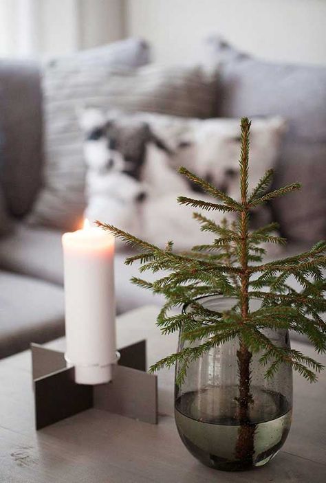 How to have a Hygge Christmas atmosphere this holiday season - Seven Roses Navidad Natural, Simple Holiday Decor, Hygge Christmas, Scandinavian Christmas Decorations, Minimal Christmas, Simple Christmas Decor, Nordic Christmas, Minimalist Christmas, Simple Holidays