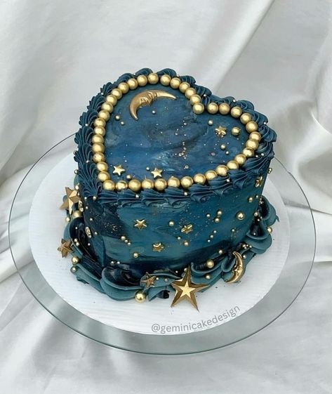 Bolo Vintage, Heart Shaped Cake, Vintage Birthday Cakes, Gold Birthday Cake, 18th Birthday Cake, Shaped Cake, Heart Shaped Cakes, Pretty Birthday Cakes, Cute Birthday Cakes