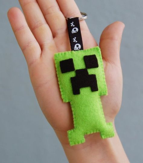 Minecraft Creeper felt key chain by Mielamiela on Etsy, $5.00: Minecraft Sewing, Diy Minecraft Gifts, Alex Minecraft, Minecraft Gifts, Felt Keychain, Diy Minecraft, Felt Crafts Diy, Bf Gifts, Diy Upcycling