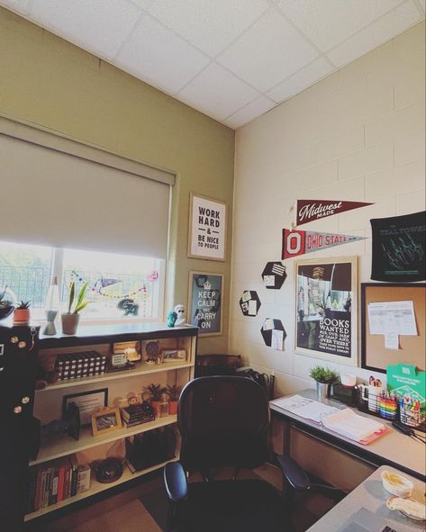 Small School Counselor Office Ideas, School Counselor Office Setup, High School Classroom Setup, High School Teacher Aesthetic, Christian Classroom, School Counselor Office, Teacher Vibes, Teacher Aesthetic, Classroom Decor High School