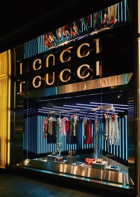 Fashion Window Display, Shop Facade, Window Display Design, Gucci Shop, Retail Windows, Store Windows, Retail Store Design, Retail Interior, Merchandising Displays