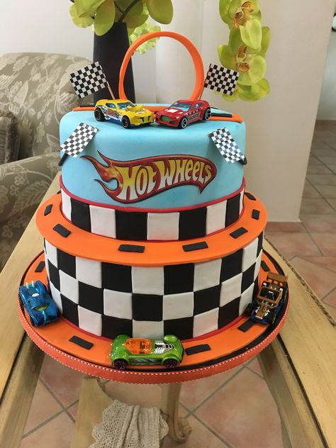 Hot wheels cake fondant Hot Wheels Themed Birthday Party, Bolo Hot Wheels, Wheels Cake, Hot Wheels Birthday Party, Hot Wheels Cake, Race Car Cakes, Wheel Cake, Hotwheels Birthday Party, Cars Birthday Cake