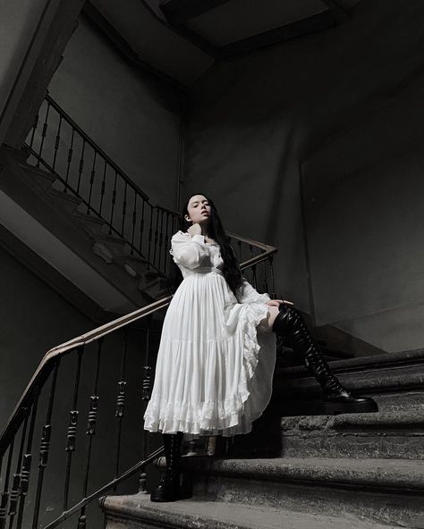 White Goth Aesthetic, Southern Gothic Fashion, Goth Wedding Dresses, Lizzie Bennet, White Goth, Southern Outfits, Victorian Photos, Goth Wedding, Romantic Goth