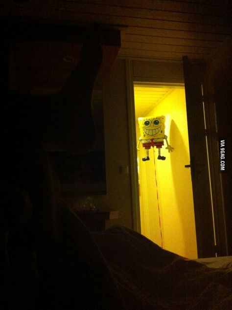 My sister got a spongebob balloon, I didn't get much sleep.// this would be so scary Spongebob Sleeping, Spongebob Balloon, Scary Funny, Funny Poses, Sleep Funny, Spongebob Funny, Goofy Pictures, Silly Pictures, Some Funny Jokes