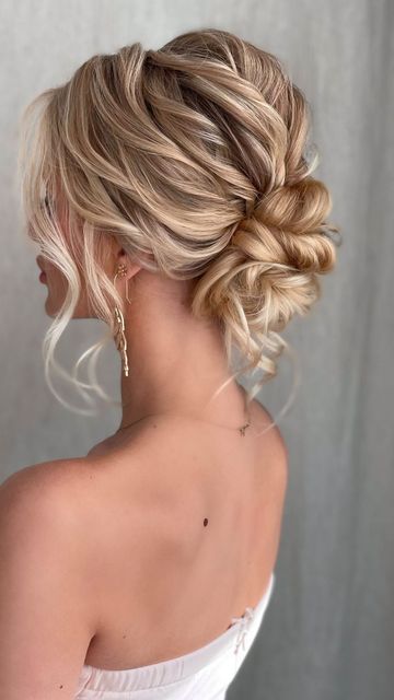 Unique Bridal Hairstyles, Classic Wedding Hairstyles, Hairstyles With Veil, Bridemaids Hairstyles, Boho Bridal Hair, Wedding Hair Up, Hair Color Caramel, Mother Of The Bride Hair, Bridesmaid Hair Makeup