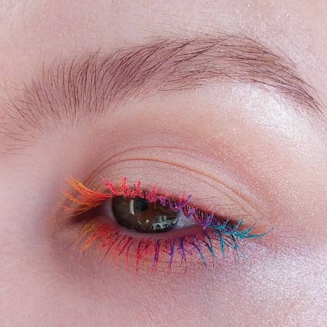 Eyemakeup Colorful, Rainbow Makeup Ideas, Colorful Mascara, Colored Mascara, Funky Makeup, Maquillage On Fleek, Pretty Rainbow, Rainbow Makeup, Mascara Makeup