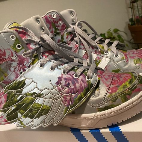 JEREMY SCOTT X ADIDAS. Jeremy Scott Adidas, Adidas Floral, Jeremy Scott, My Vibe, Saucony Sneaker, Custom Clothes, Like New, Size 10, Street Wear