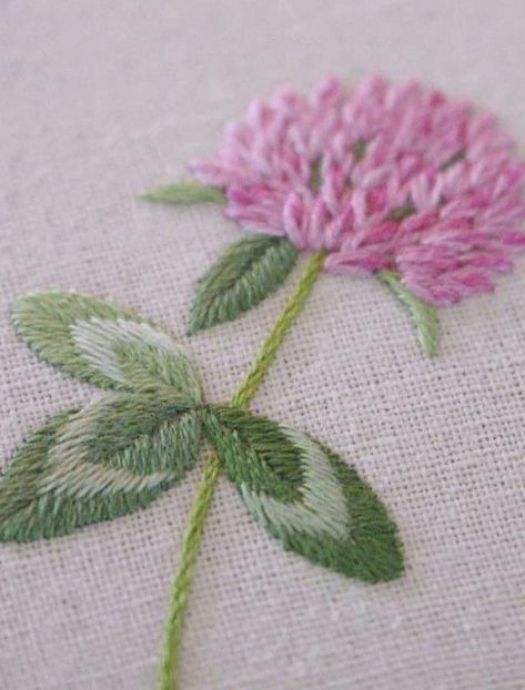 Clover Embroidery, Bordados Tambour, Flowers Crochet, Beginners Crochet, Hand Embroidery Tutorial, Crochet Embroidery, Handmade Embroidery Designs, Embroidery Stitches Tutorial, Pola Sulam