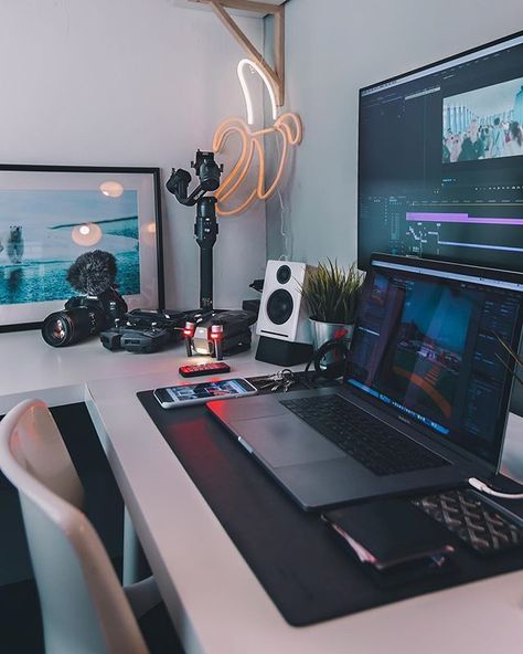 Val Pavliuchenko (@valdesigneer) • Instagram photos and videos Gamer Room Diy, Simple Computer Desk, Tiny Home Office, Computer Desk Setup, Office Architecture, Desktop Setup, White Desk, Desk Setups, Gaming Setups