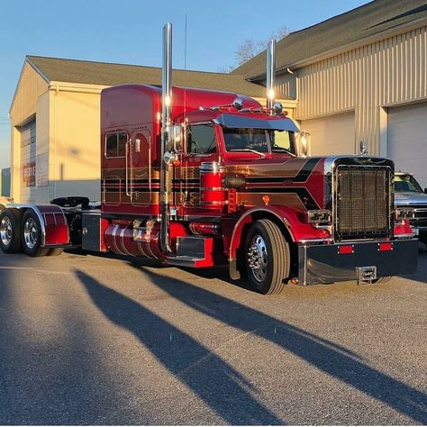 One Sweet Old-school 389! 😍😍 #Peterbilt389 #Largecarsmafia #Trucklife #Truckin Best Trucks, Old Lorries, Custom Big Rigs, Peterbilt 379, Truck Paint, Show Trucks, Kenworth Trucks, Peterbilt Trucks, Big Rig Trucks