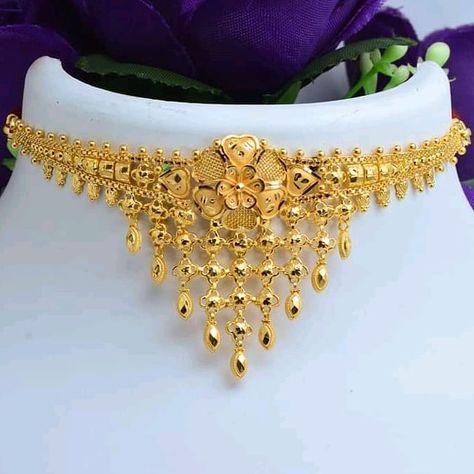 No photo description available. Gobind Jewellers, Choker Simple, Bridal Necklace Designs, Gold Bridal Necklace, New Gold Jewellery Designs, Bridal Jewellery Design, Gold Jewelry Simple Necklace, Gold Mangalsutra Designs, Beautiful Gold Necklaces