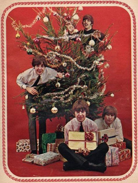 Rocking around the Christmas tree.. Beatles London, Beatles Christmas, Beatles Pictures, Beatles John, Classy Christmas, Black Christmas Trees, The Fab Four, Old Fashioned Christmas, Ringo Starr