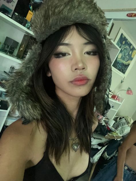 Fur Hat Outfit Street Style, Trapper Hat Outfit Y2k, Ushanka Hat Outfit, Russian Hat Aesthetic, Trapper Hat Aesthetic, Russian Hat Outfit, Ushanka Hat Aesthetic, Ushanka Outfit, Trapper Hat Outfit