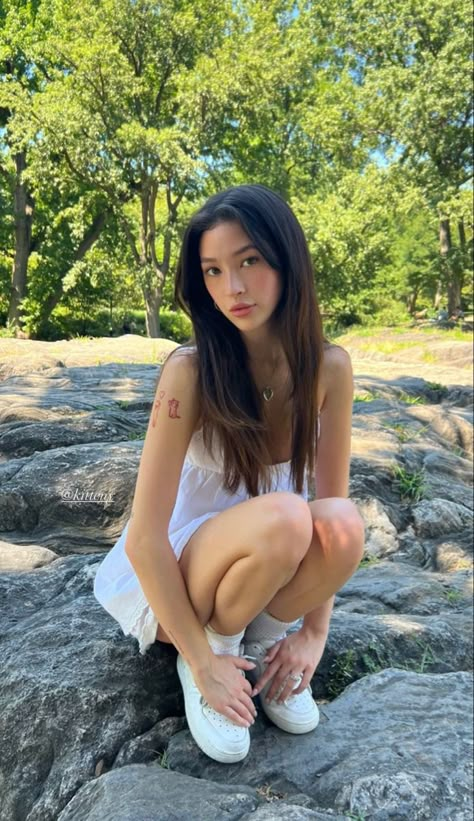 Holly Lim Icons, Holly Lim, Fashion Vocabulary, Alternative Outfits, Instagram Inspo, Insta Photo Ideas, Strike A Pose, Poses For Pictures, Cute Fits