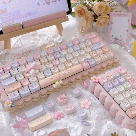 Cutie Aesthetic, Softie Aesthetic, Aesthetic Setup, Cute Keycaps, Keyboard Caps, Unique Keyboards, Nintendo Lite, Dream Bedroom Inspiration, Hello Kitty Makeup