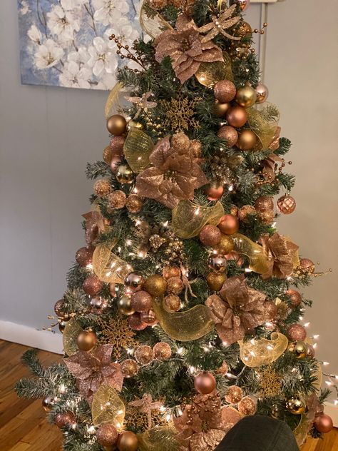 Good And Rose Gold Christmas Tree, Rose Gold And Brown Christmas Tree, Copper Christmas Tree Color Schemes, Burnt Orange Christmas Tree, Christmas Tree Rose Gold, Christmas Oranges, Christmas Tree Roses, Orange Christmas Tree, Christmas Tree Colour Scheme