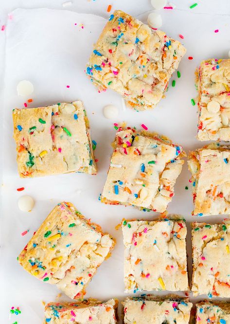 Birthday Blondies are dessert cake bars that are super easy to pull together, semi-homemade, and seriously delicious! Perfect for a special occasion! Birthday Blondies, Dessert Blondies, Birthday Cake Blondies, Baking Brownies, Cake Mix Brownies, Birthday Brownies, Cooking Blogs, Celebration Desserts, Blondie Recipe