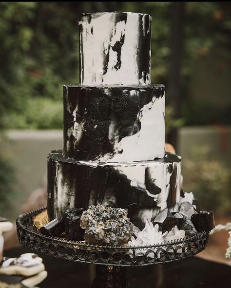 Black And White Gothic Wedding, Grunge Wedding Cake, Black Green Wedding Cake, Dark Rustic Wedding Cake, Goth Wedding Food, Black And Green Wedding Cake, Small Black Wedding Cake, Black And Gray Wedding Theme, Rustic Black Wedding Cake