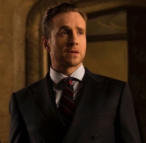 Rafe Spall, Male Faces, Fallen Kingdom, Jurassic World Fallen Kingdom, Best Villains, Falling Kingdoms, Jurassic Park World, Male Face, Jurassic World